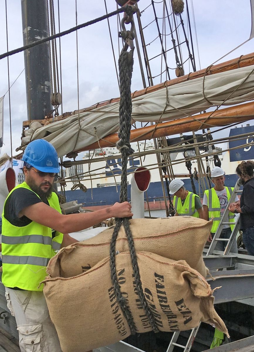 Entladung des Segelkaffees